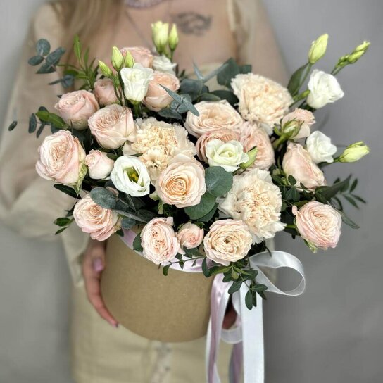 Композиция №172  в коробке персикового цвета из пионовидных роз и эустомы Фото 2