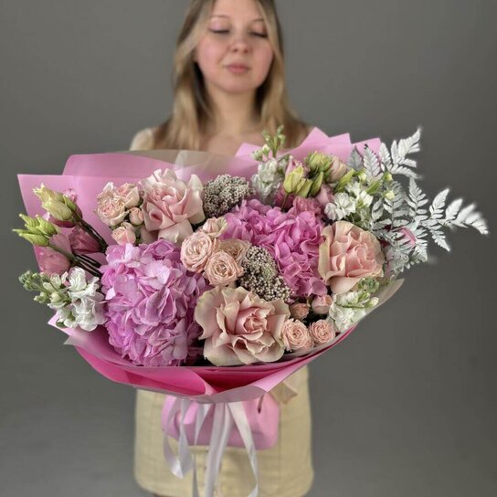 Авторский букет №276  из гортензий, кустовых и французских роз Фото 2