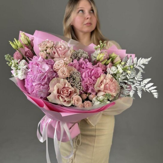 Авторский букет №276  из гортензий, кустовых и французских роз Фото 3