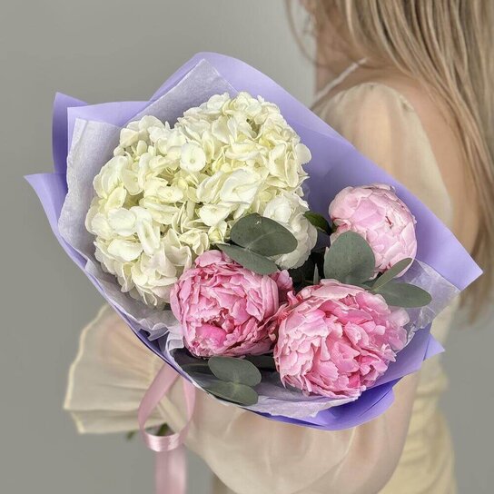 Авторский букет №282 Пионы и гортензия