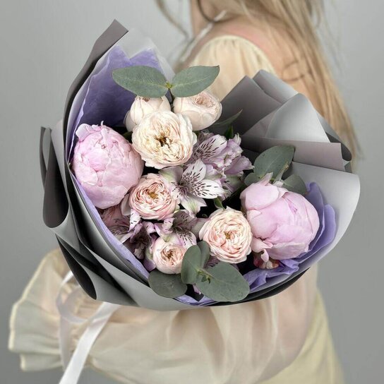 Авторский букет №290 Нежный букет с пионами и пионовидной розой