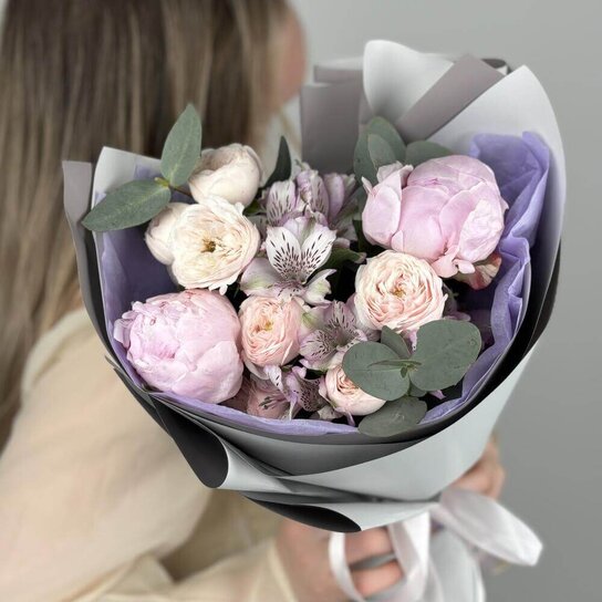 Авторский букет №290 Нежный букет с пионами и пионовидной розой Фото 3