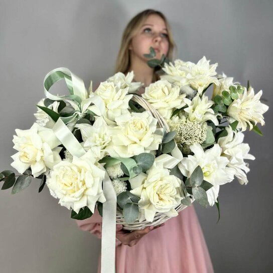 Композиция №176 Корзина с французскими розами и Лилиями