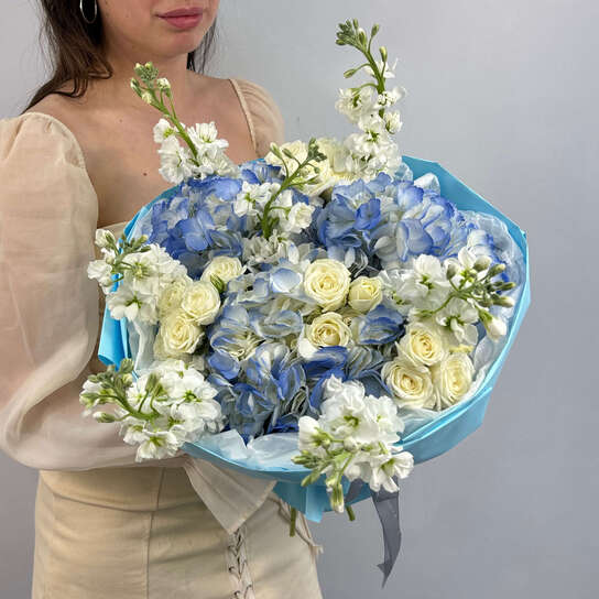 Авторский букет №107 с гортензией и ароматной маттиолой