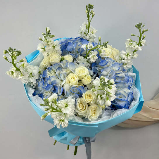 Авторский букет №107 с гортензией и ароматной маттиолой