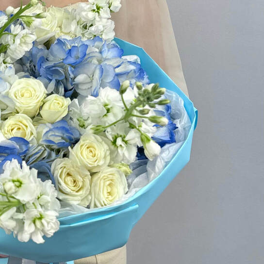 Авторский букет №107 с гортензией и ароматной маттиолой