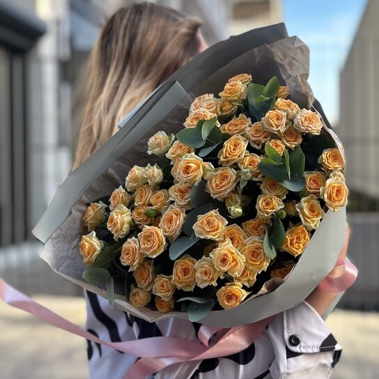 Монобукет №350 из желтых кустовых роз с эвкалиптом Фото 4