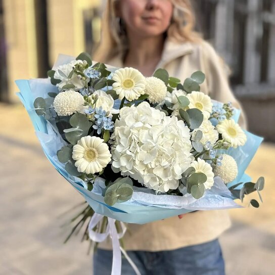 Авторский букет №369,  из воздушной гортензии, гербер и хризантем маммоко Фото 2