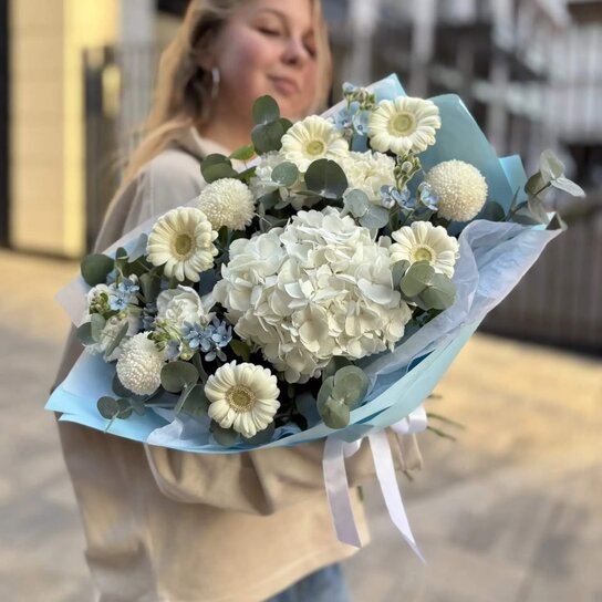 Авторский букет №369,  из воздушной гортензии, гербер и хризантем маммоко Фото 3