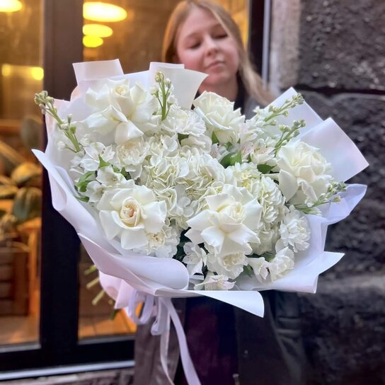 Авторский букет №369 из белоснежных французских роз, гортензии