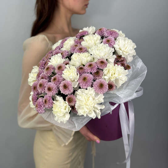 Композиция №116 из хризантем сантини и диантусов