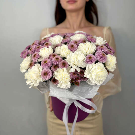 Композиция №116 из хризантем сантини и диантусов