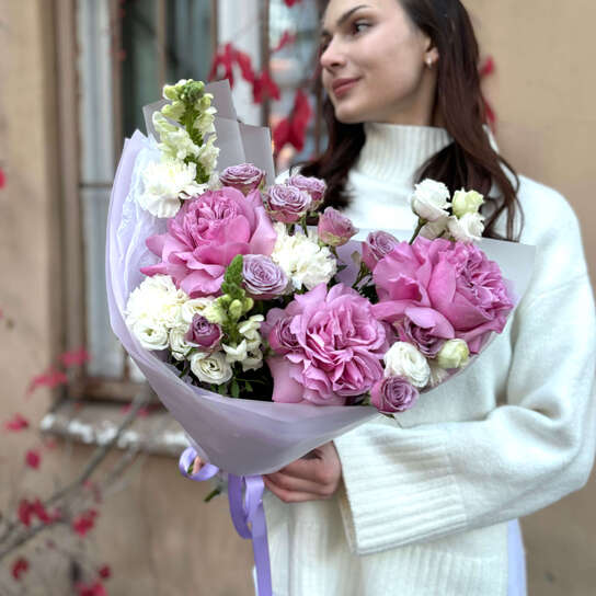 Авторский букет №134 из пионовидных и кустовых роз, антирринума