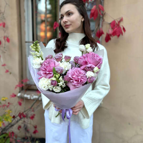 Авторский букет №134 из пионовидных и кустовых роз, антирринума