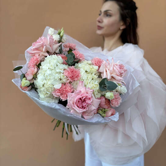 Авторский букет №135 из гортензий, пионовидных роз и гвоздик