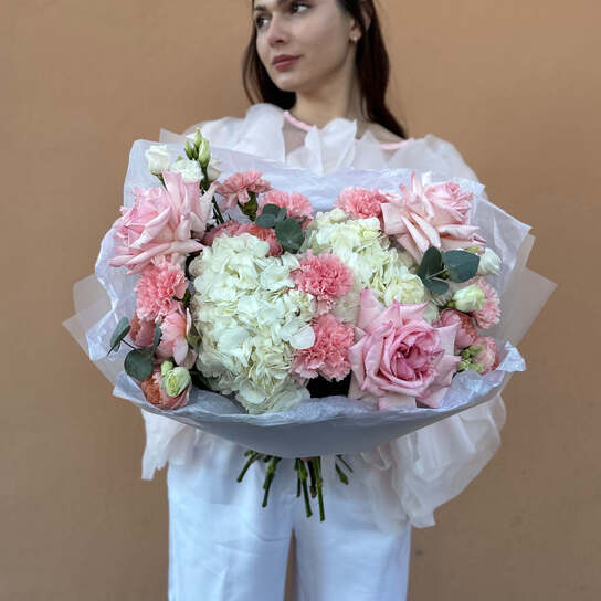 Авторский букет №135 из гортензий, пионовидных роз и гвоздик