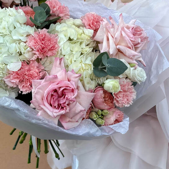 Авторский букет №135 из гортензий, пионовидных роз и гвоздик