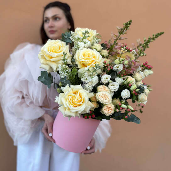 Композиция №117 из пионовидных роз, антирринума и эустома