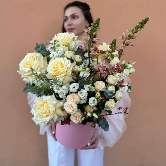 Композиция №117 из пионовидных роз, антирринума и эустома