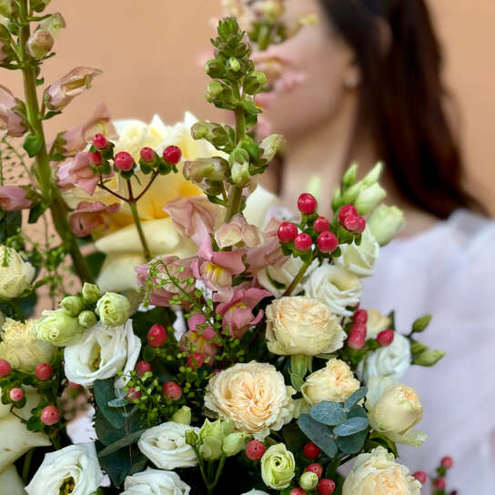 Композиция №117 из пионовидных роз, антирринума и эустома