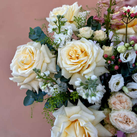 Композиция №117 из пионовидных роз, антирринума и эустома