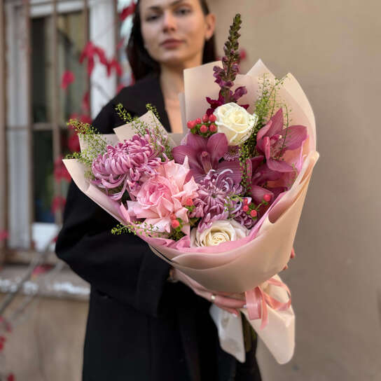 Авторский букет №136 из хризантем, роз и орхидей