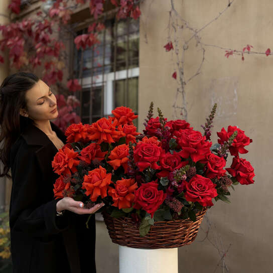 Корзина №102 из ярких французских роз и антирринума