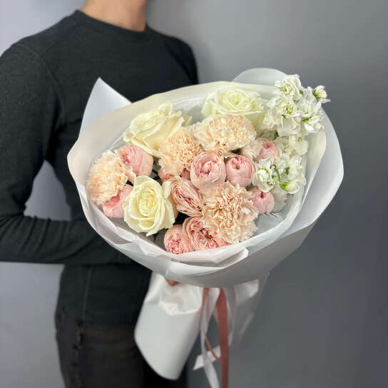 Авторский букет №139 из пионовидных роз и диантусов