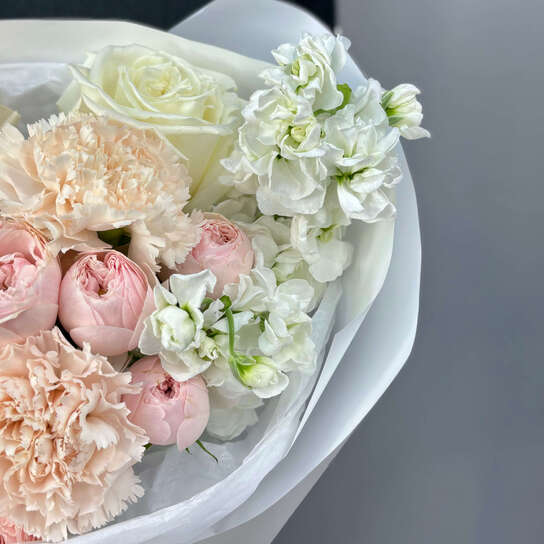 Авторский букет №139 из пионовидных роз и диантусов