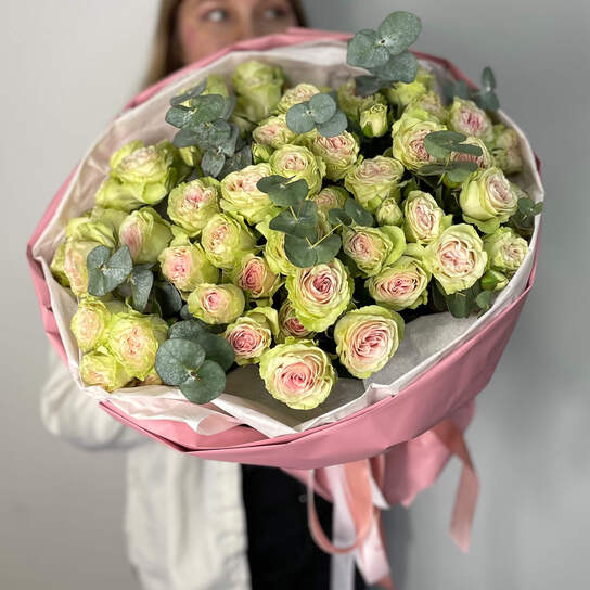 Монобукет №145 из кустовых роз и эвкалипта