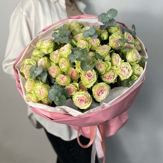 Монобукет №145 из кустовых роз и эвкалипта