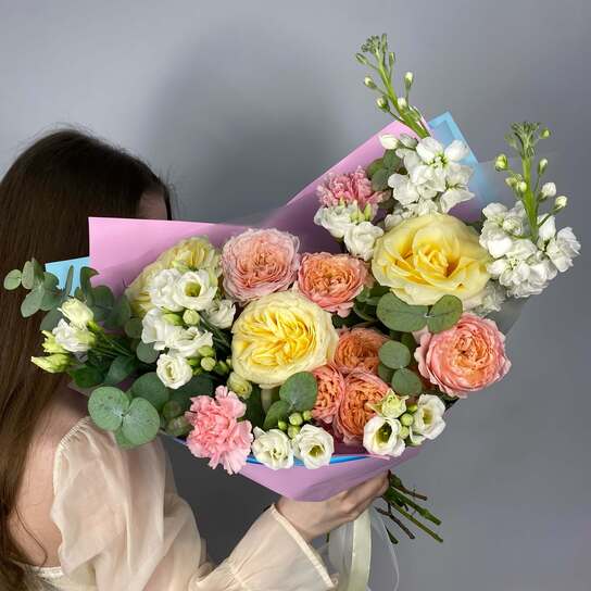 Авторский букет №142 из пионовидных роз и эустомы