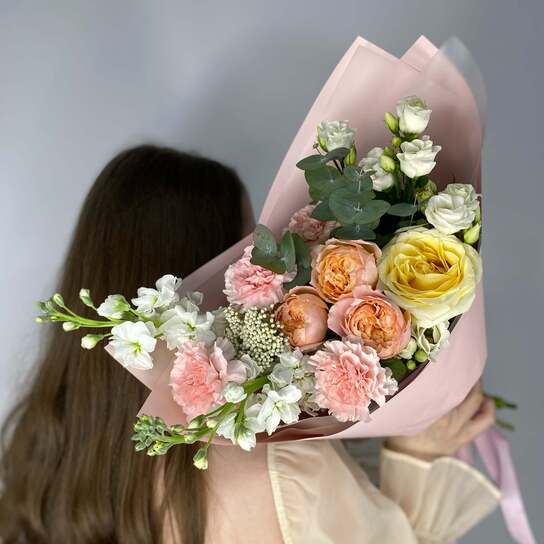 Авторский букет №143 из пионовидных роз и диантусов