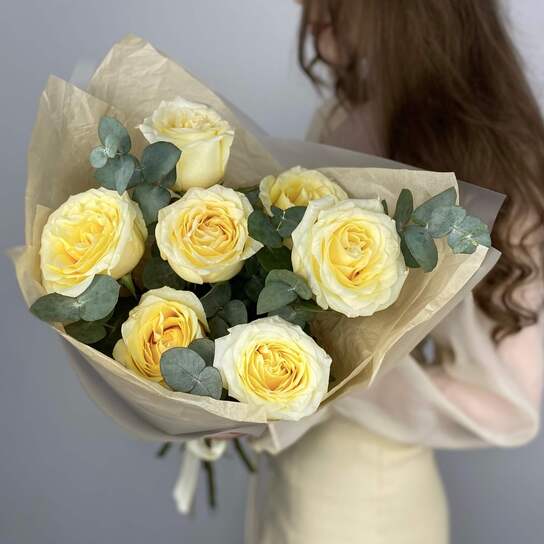 Монобукет №151 из пионовидных роз и эвкалипта