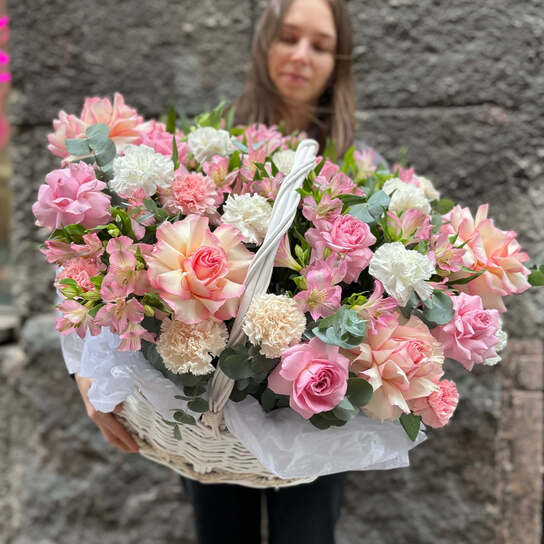 Корзина №107 французских роз и альстромерий