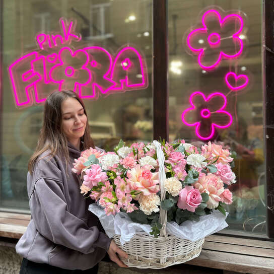 Корзина №107 французских роз и альстромерий