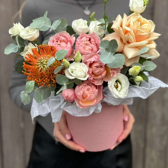 Композиция №120 из роз, эустомы и нутаны