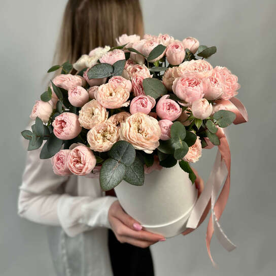 Композиция №123 из пионовидных кустовых роз