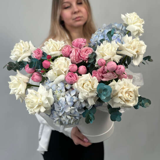 Композиция №126 из французских роз и гортензий