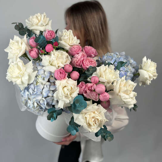 Композиция №126 из французских роз и гортензий