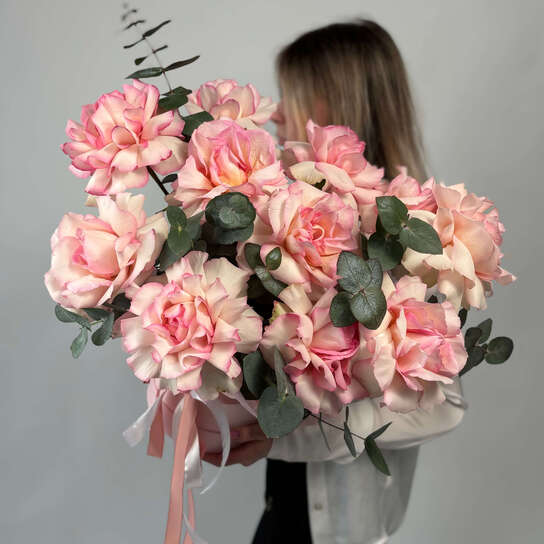 Композиция №127 из французских роз и эвкалипта