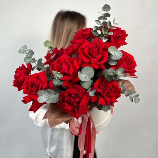 Композиция №128 из французских роз и эвкалипта