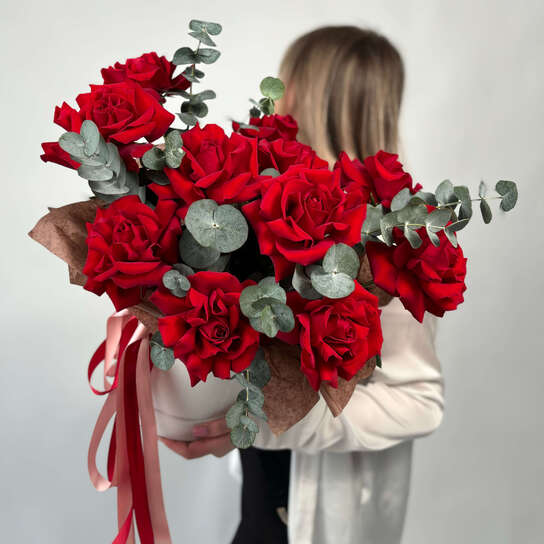 Композиция №128 из французских роз и эвкалипта