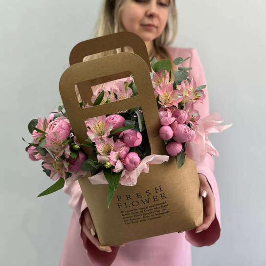 Композиция №131 из альстромерии и пионовидных роз