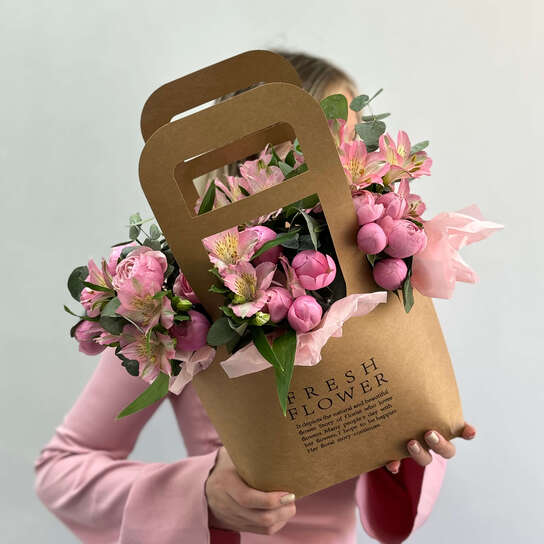 Композиция №131 из альстромерии и пионовидных роз