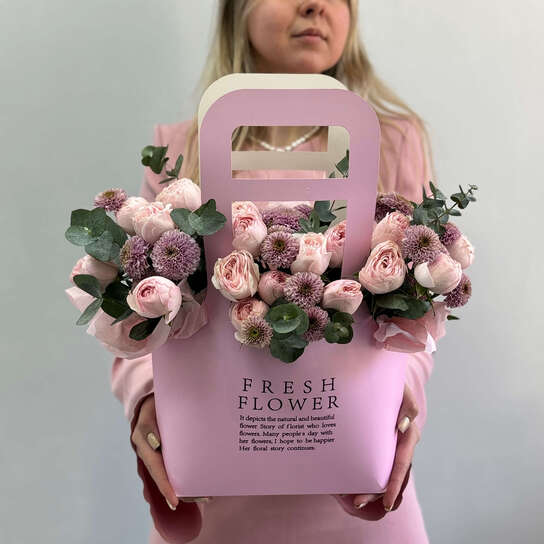 Композиция №132 из пионовидных роз и хризантем сантини