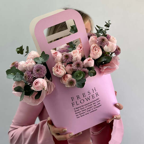 Композиция №132 из пионовидных роз и хризантем сантини